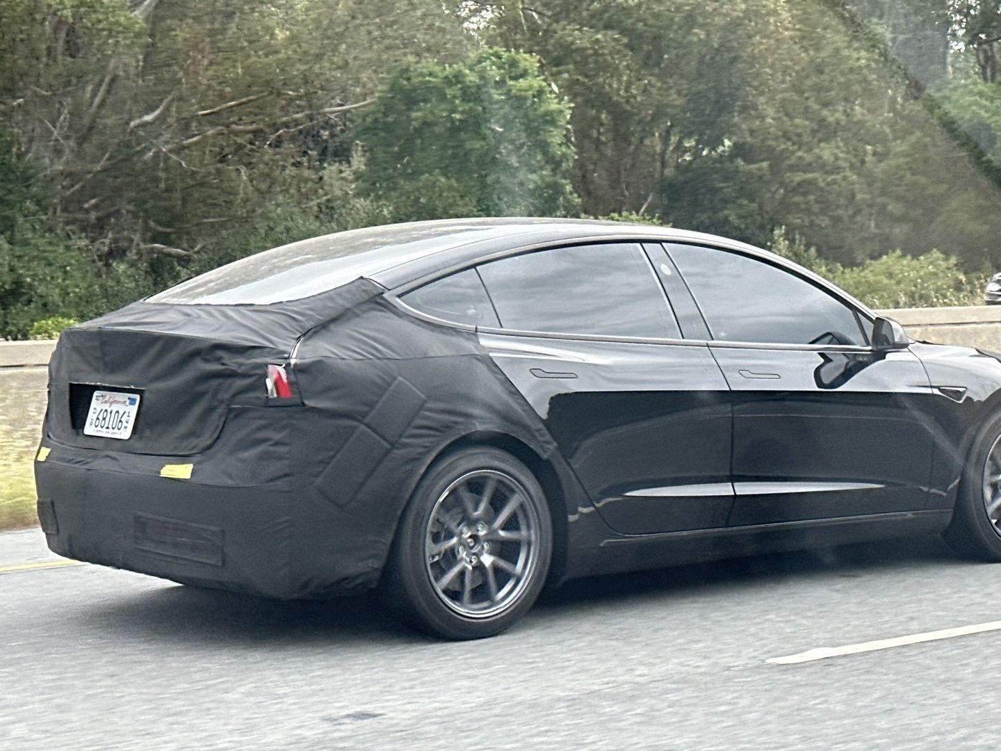 改款特斯拉 Model 3 实车再次现身：全新前大灯确认，尾部有扩散器